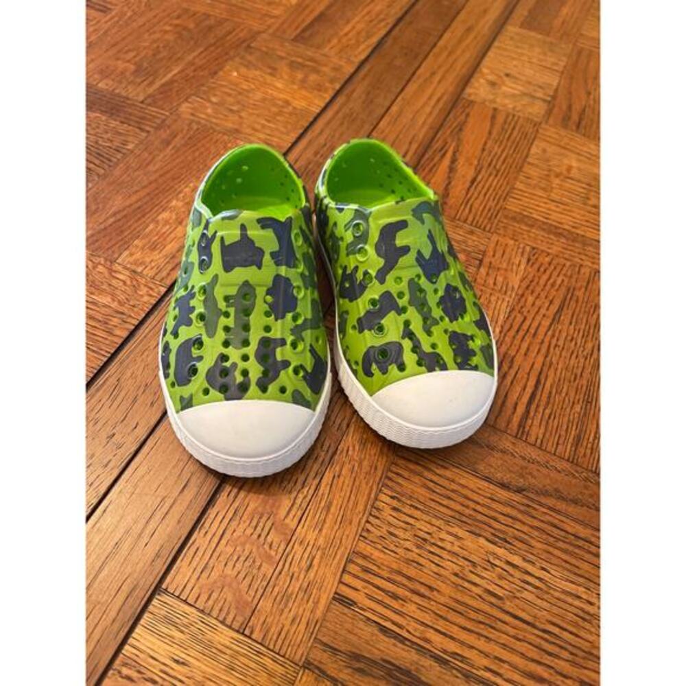 Native kids shoes size 7